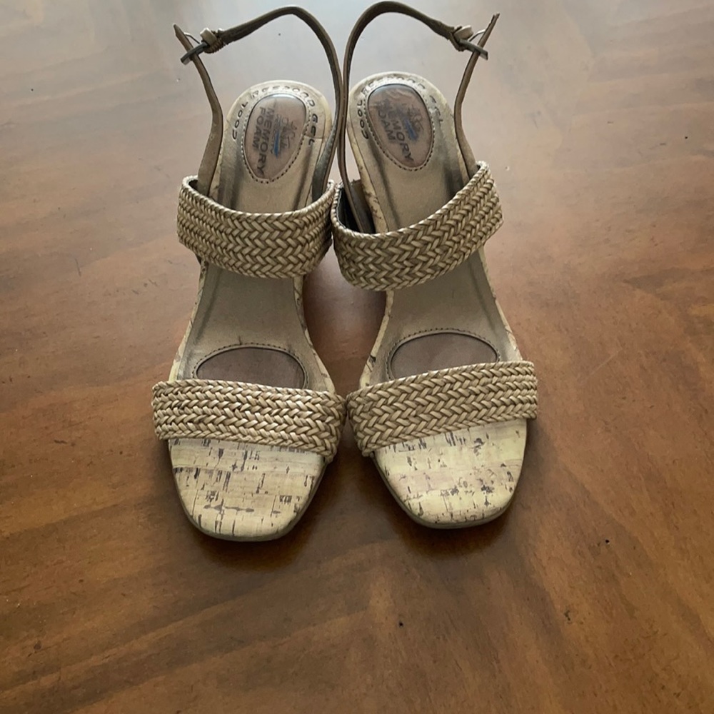 Donated*** Life Stride Memory foam wedges size 8.5